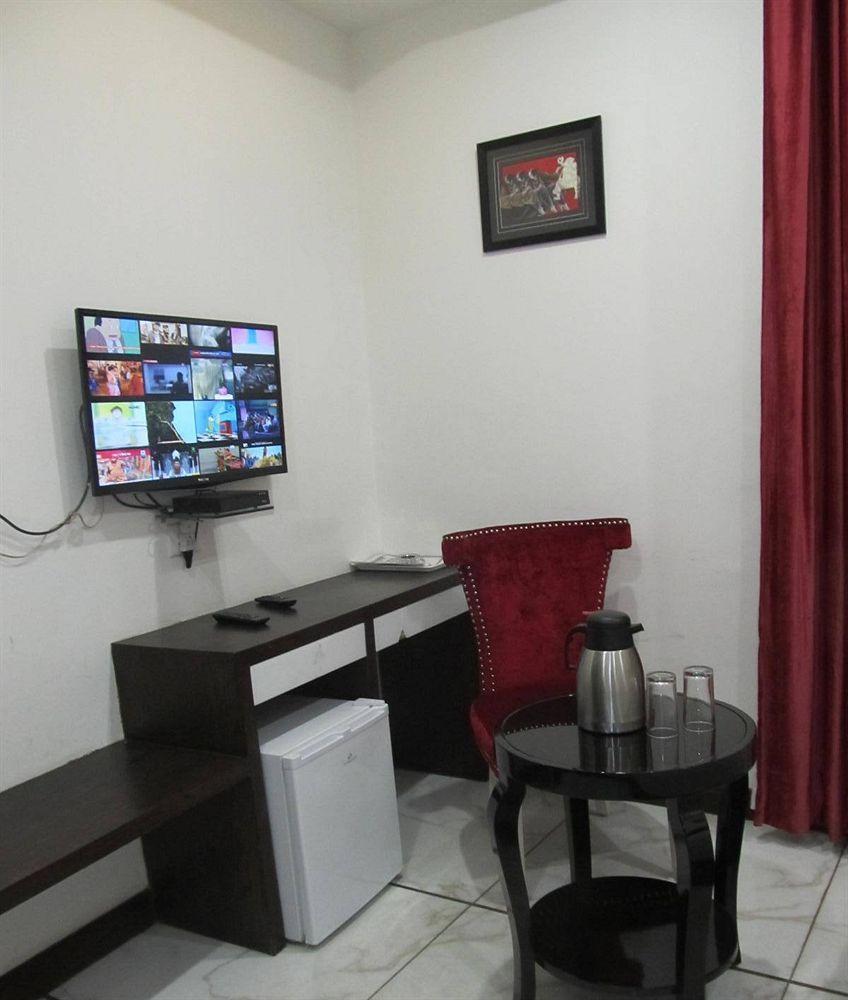 Hotel Le Benz - Free Airport Pick-up New Delhi