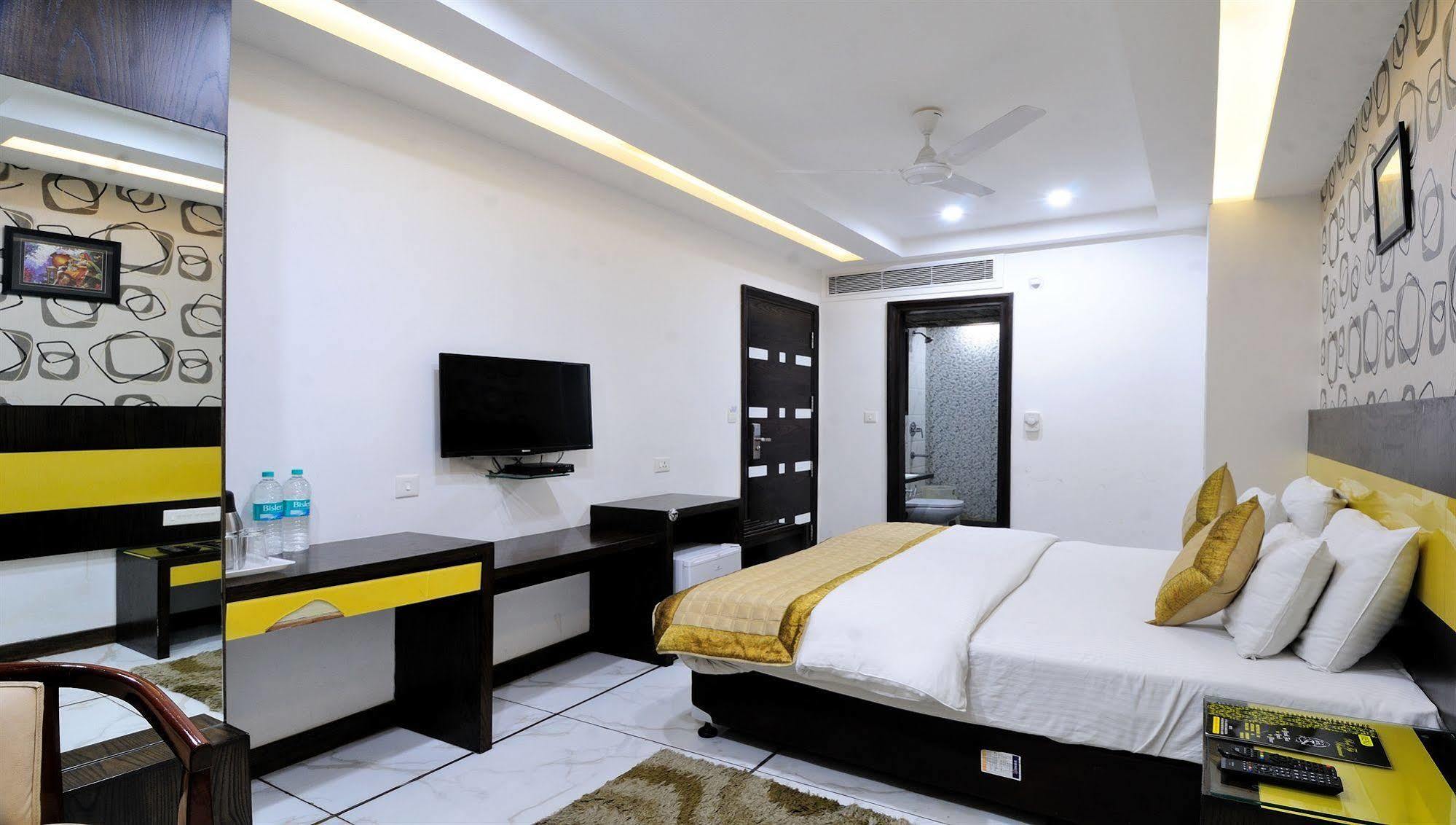 Le Benz - Free Airport Pick-up Hotel New Delhi